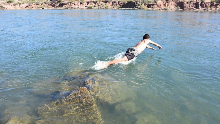Bañistas desafían al Limay aunque pueda costarles la vida