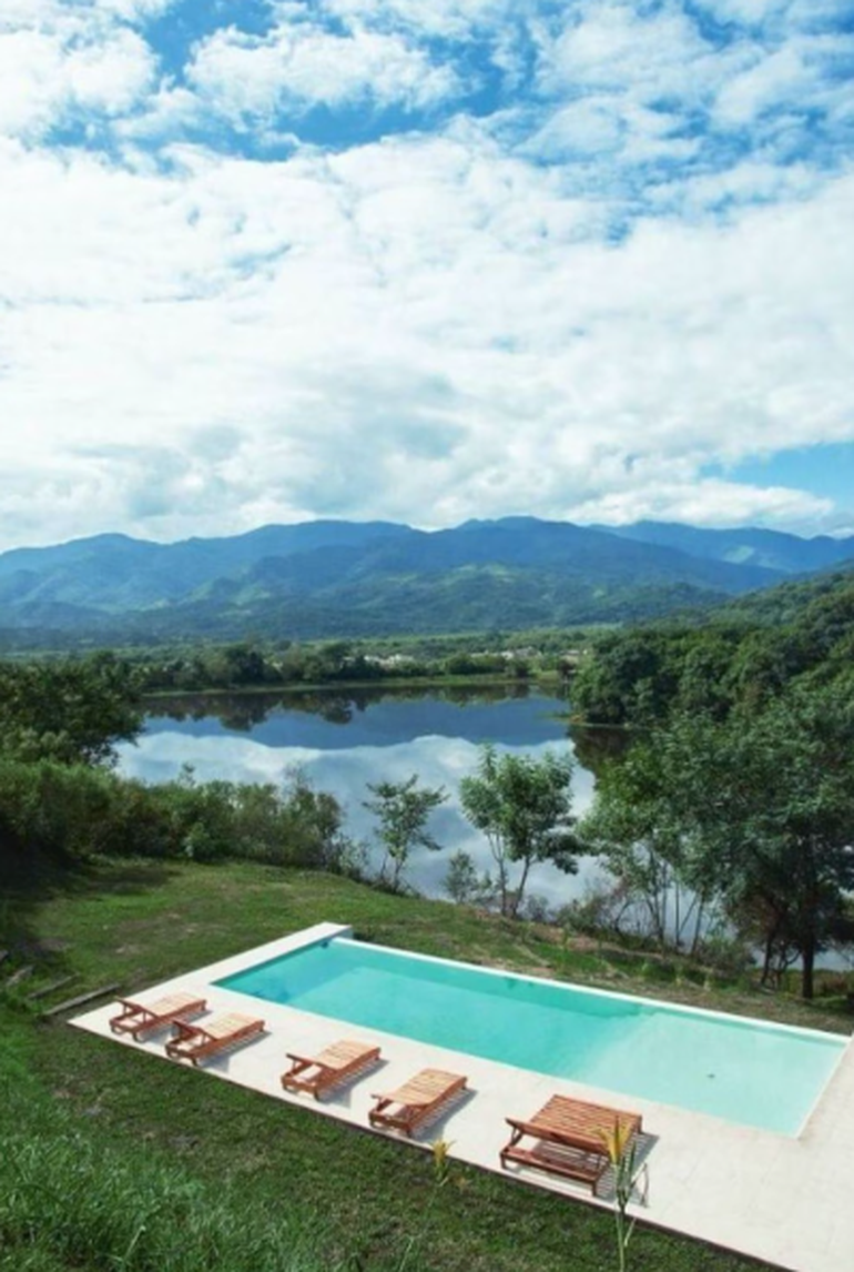 La piscina con vista al lago, en la ladera del terreno.