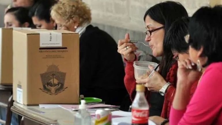 Foto ilustrativa de las PASO. La autoridad de mesa investigada ofreció 70 mil pesos como donación. 