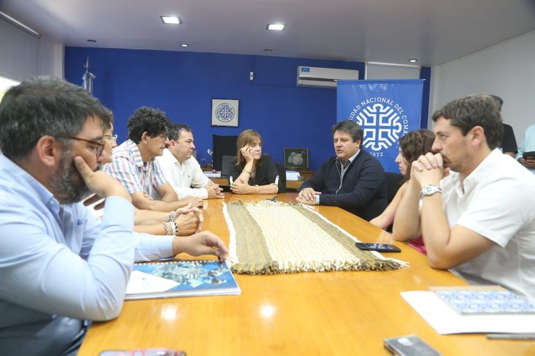 Mariano Gaido y su equipo junto a la rectora Beatriz Gentile, y el vicerrector Paul Osovnikar. Mariano Gaido y su equipo junto a la rectora Beatriz Gentile, y el vicerrector Paul Osovnikar.