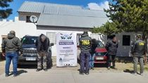 Tres sospechosos de formar parte de la banda fueron apresados y quedaron a disposición de la justicia federal. Tres sospechosos de formar parte de la banda fueron apresados y quedaron a disposición de la justicia federal.