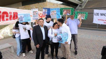 El abogado querellante César Omar Pérez acompaña a Leticia y Andrés en el pedido de Justicia por el homicidio de Luciano. Foto: Sebastián Fariña Petersen