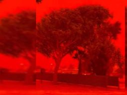 El cielo se tornó rojo en el noroeste de Australia durante el paso de la tormenta Narelle. El cielo se tornó rojo en el noroeste de Australia durante el paso de la tormenta Narelle.