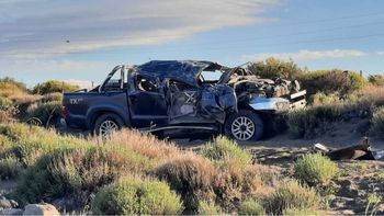 La Toyota Hilux gris volcó en una ruta de ripio. Dos personas perdieron la vida.