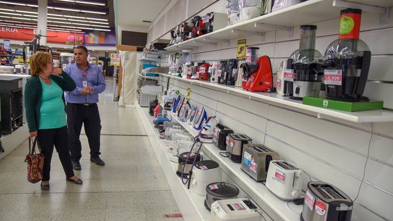 El salto del dólar ya subió los precios de los electrodomésticos y las ventas siguen en caída