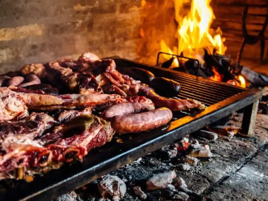 El kilo de asado se ubicó en $16.736,73 en GBA durante agosto de 2026, según el INDEC.