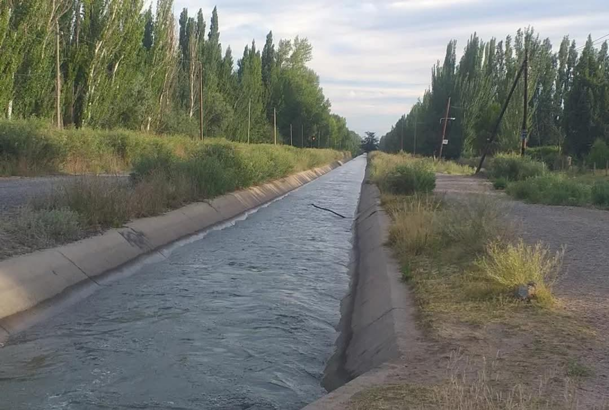 Me miró y se hundió: estaba entrenando y se tiró a un canal de riego para salvar a un nene que se ahogaba