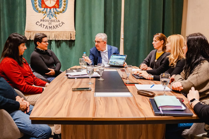 Catamarca presentó el Estudio del Impacto Ambiental Acumulativo en el río Los Patos y el Salar del Hombre Muerto. Foto: prensa gobierno de Catamarca. Catamarca presentó el Estudio del Impacto Ambiental Acumulativo en el río Los Patos y el Salar del Hombre Muerto. Foto: prensa gobierno de Catamarca.