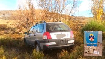 El auto robado en el que encontaron parte del botín.