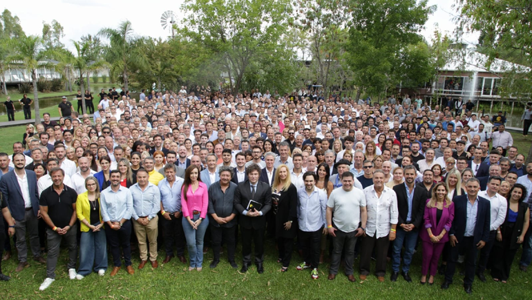 Varios dirigentes políticos de La Libertad Avanza rechazaron el pacto dentre Javier Milei y Mauricio Macri. Varios dirigentes políticos de La Libertad Avanza rechazaron el pacto dentre Javier Milei y Mauricio Macri.