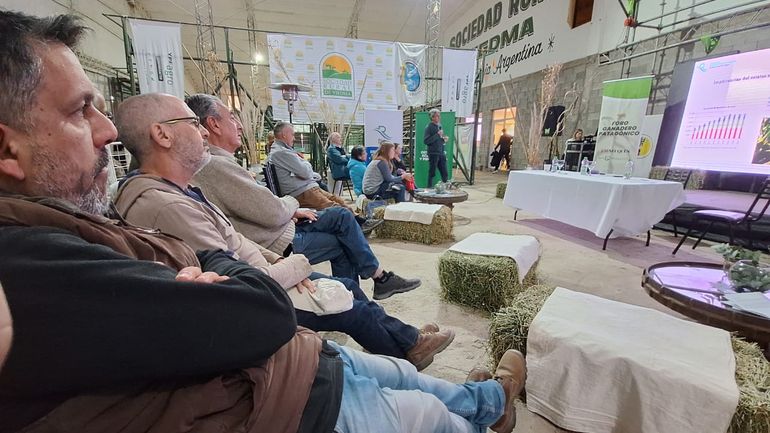 El secretario de Producicón defendió, en su exposición, el mantenimiento de la barrera. 