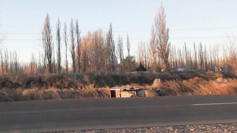 Choque frontal y vuelco con suerte en la Ruta 22