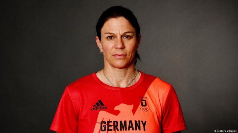 La entrenadora expulsada.