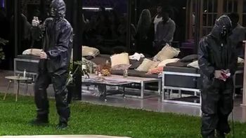 hombres de negro irrumpieron en la casa de gran hermano y dieron una fuerte sancion a los jugadores hombres de negro irrumpieron en la casa de gran hermano y dieron una fuerte sancion a los jugadores