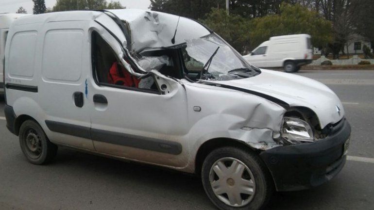 La camioneta chocó contra el camión. El motociclista fue atendido por el SIEN.