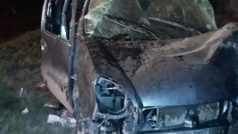 La Peugeot Partner quedó destruida después del vuelco.