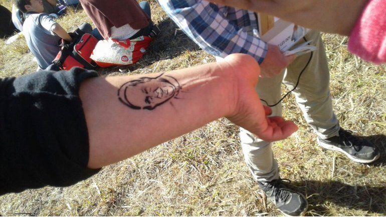 Tatuajes, música y 200 mil fieles: todo el color de la misa de Francisco