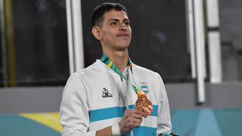 José Luis Acuña muestra orgulloso su primera medalla en Juegos Panamericanos. Foto: Sergio Dovio. José Luis Acuña muestra orgulloso su primera medalla en Juegos Panamericanos. Foto: Sergio Dovio.