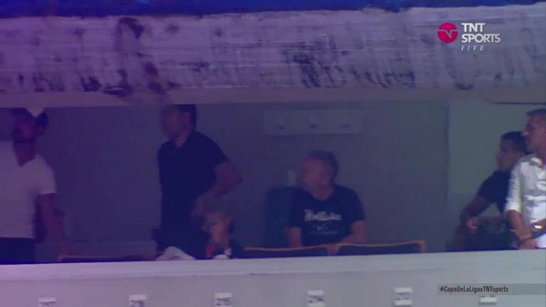 La reacción de Román en el palco que expuso a Zambrano y a Russo