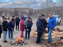 El ministro Banacloy (derecha de campera azul) ayer escuchando las demandas de los ganaderos de la región. El ministro Banacloy (derecha de campera azul) ayer escuchando las demandas de los ganaderos de la región.