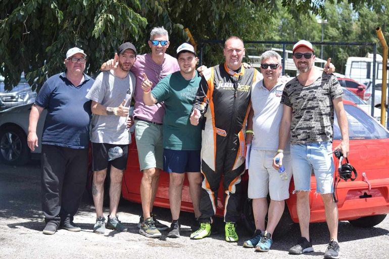 López y el festejo con su gente tras consagrarse en el Turismo Pista del Valle.&nbsp;