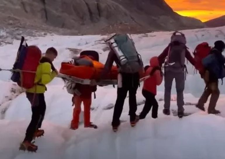 Santa Cruz: el operativo para rescatar a dos mujeres montañistas accidentadas. Santa Cruz: el operativo para rescatar a dos mujeres montañistas accidentadas.