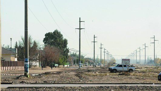 En la Avenida Traful de Centenario pasa por arriba la Alta Tensión.