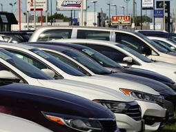 Los consumidores se apresuran a adquirir vehículos antes de que los costos se disparen. Los consumidores se apresuran a adquirir vehículos antes de que los costos se disparen.