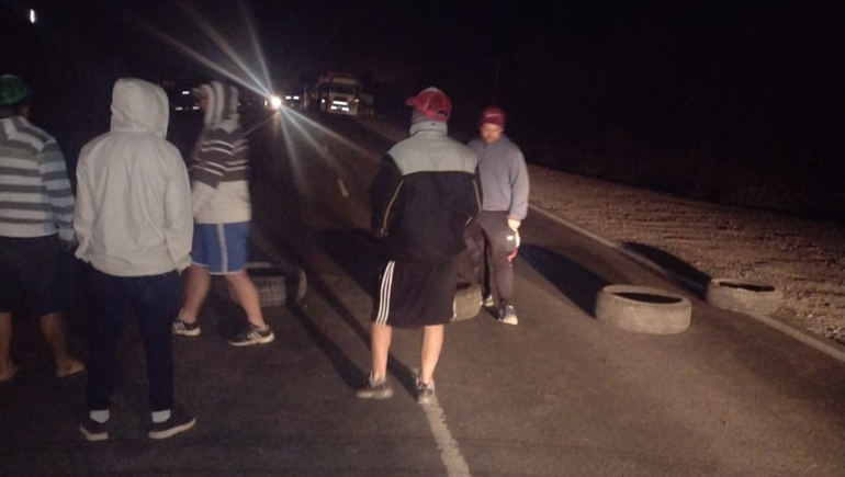 Autoconvocados cortan el acceso a Añelo en reclamo de agua