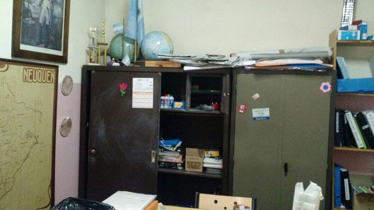 La caja fuerte de la escuela fue violentada con un cortafierro.