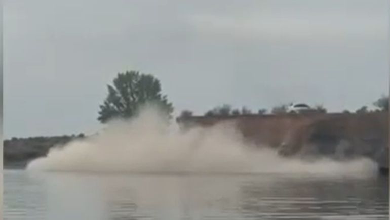 Autos al borde del barranco: advierten por nuevos derrumbes en el lago Mari Menuco