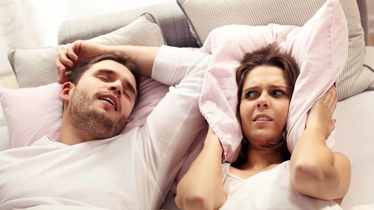Cómo dormir bien con alguien que ronca: claves para descansar sin afectar la relación