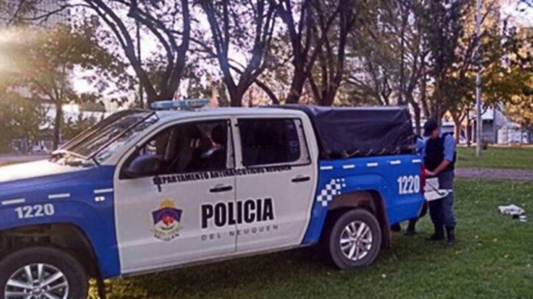 Una brigada de Antinarcóticos trabajando en el Parque Central. Parte del secuestro de cogollos de marihuana.