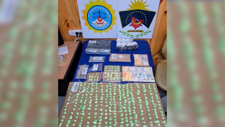 Allanaron dos viviendas en Cutral Co y encontraron más de 300 dosis de droga listas para vender