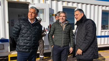 Rolando Figueroa, Luis Caputo y Gustavo Marín en instalaciones de YPF en Vaca Muerta. Rolando Figueroa, Luis Caputo y Gustavo Marín en instalaciones de YPF en Vaca Muerta.
