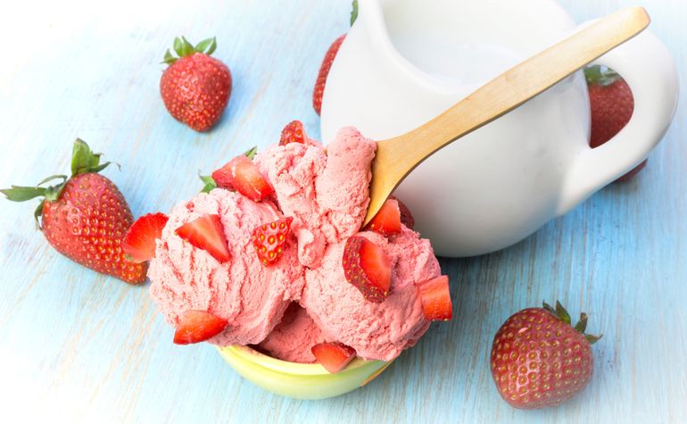 Helado casero de frutilla. Helado casero de frutilla.