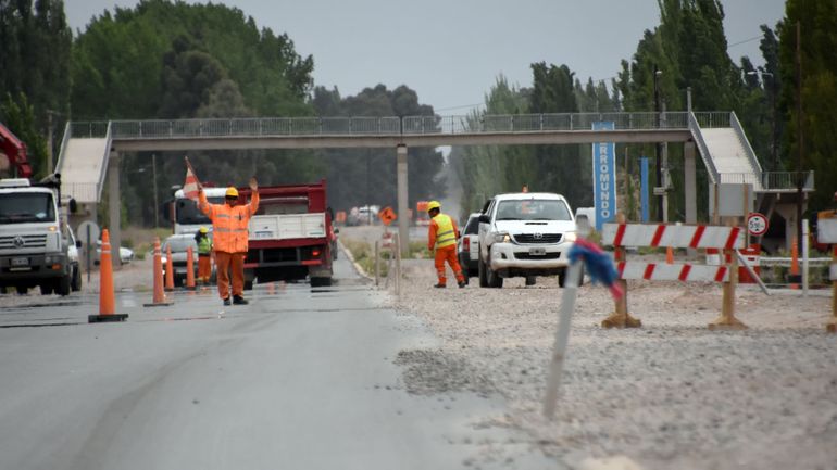 Los trabajos de la ruta 7 a Vaca Muerta venían con pleno avance hasta el 15 de septiembre pasado cuando el ministro de Obras Públicas, Gabriel Katopodis, anunció un Los trabajos de la ruta 7 a Vaca Muerta venían con pleno avance hasta el 15 de septiembre pasado cuando el ministro de Obras Públicas, Gabriel Katopodis, anunció un