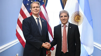 El secretario del Tesoro de EEUU Soctt Bessent junto al ministro de Economía, Luis Caputo. El secretario del Tesoro de EEUU Soctt Bessent junto al ministro de Economía, Luis Caputo.