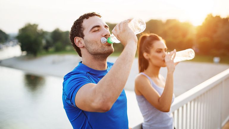 ¿Qué cantidad de agua hay que tomar por día?