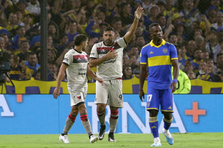 Wanchope fue figura y Colón se aprovechó de un Boca flojísimo