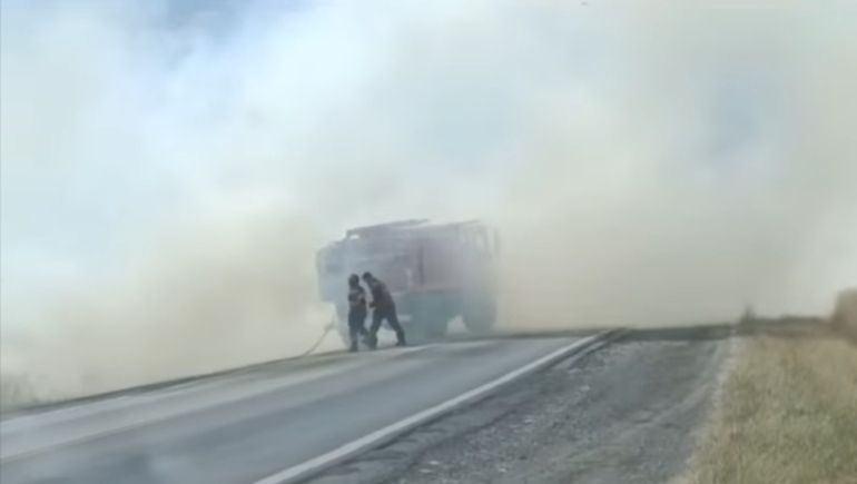 Bomberos combatiendo las llamas en inmediacioines de la ruta 259