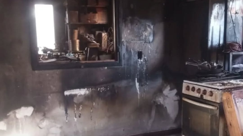 La familia busca ayuda para poder sobrellevar el invierno luego de perderlo todo. | LM Neuquen La familia busca ayuda para poder sobrellevar el invierno luego de perderlo todo.