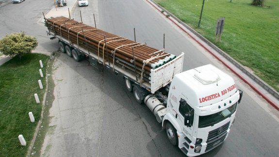 Los camiones son una pesadilla. Muchos ingresan a la ciudad, rumbo a Añelo.