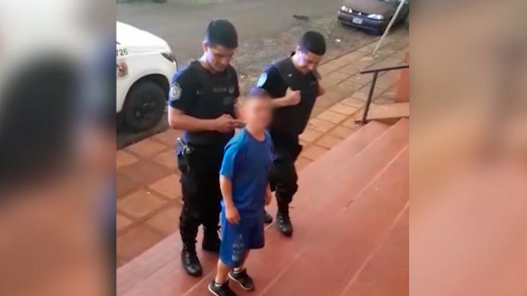 Indignante: policías grabaron y se burlaron de un detenido con enanismo