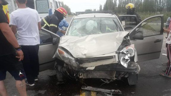 Cuatro personas resultaron heridas en un brutal choque sobre la Ruta 22