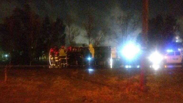 Borracho, un chofer de un camión de Nación volcó en la Ruta 22