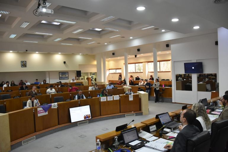 Concejales durante en la sesión que se aprobó la tasa ambiental. Concejales durante en la sesión que se aprobó la tasa ambiental.