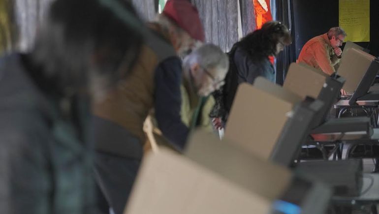 Se votó más rápido con la boleta de papel que con el sistema electrónico