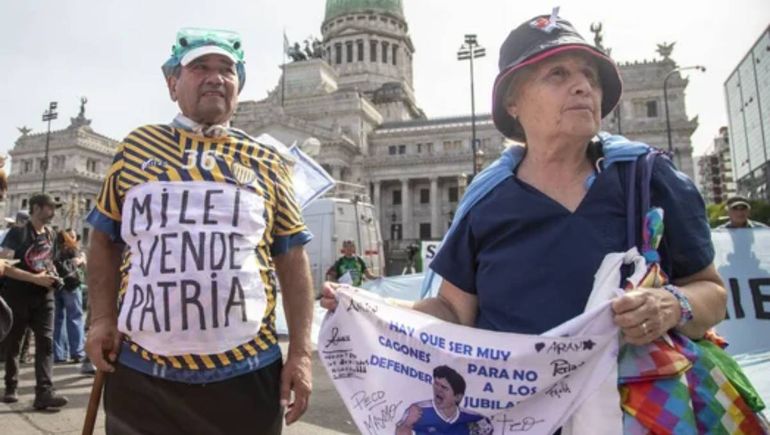 Incidentes en la marcha de jubilados: golpes y tironeos con la Policía