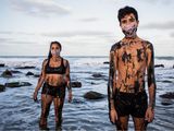 La foto de gente empetrolada en una playa es falaz